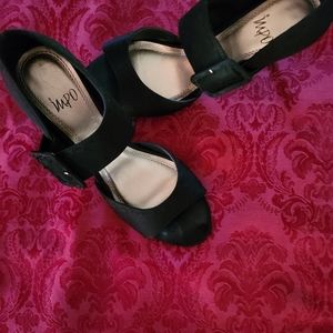 Impo fabric black sandals. Size: 7 1/2